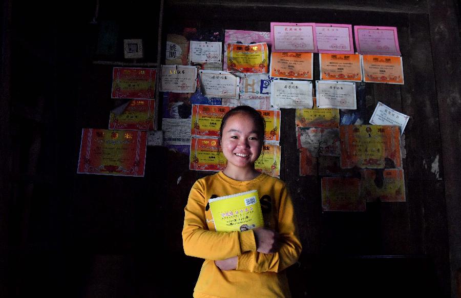 看,寒门学子家那最醒目的"装修"