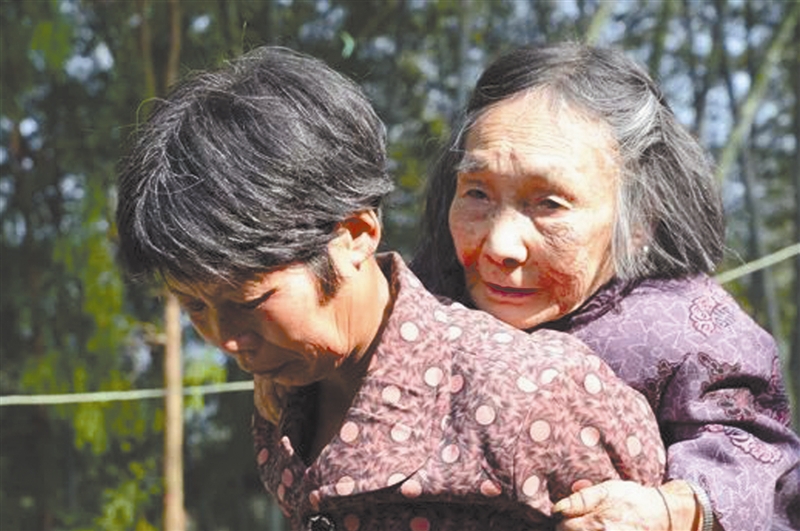 温州“最美儿媳”卢爱珠 背着婆婆求医50多年