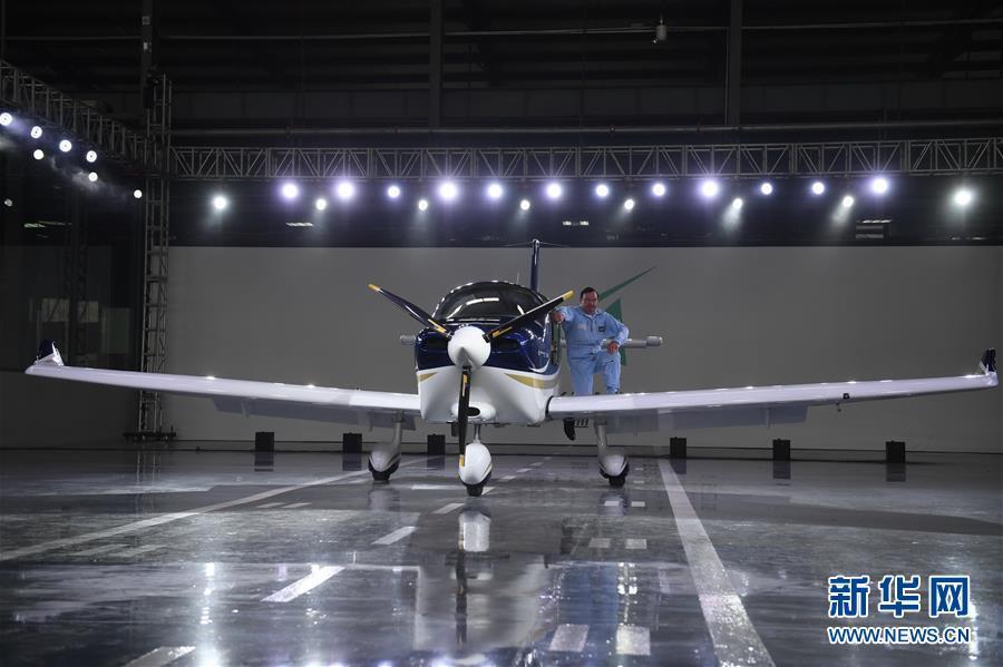 中国民企自主研制通用飞机GA20首次下线滑跑