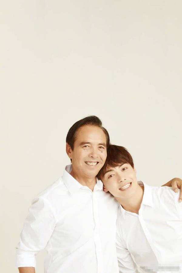 马天宇晒父子合照满是悲伤工作室证实爸爸已病故