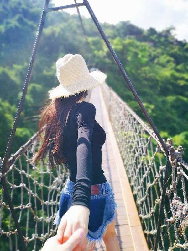 张馨予晒"男友视角"疑公布恋情 网友直呼太甜蜜!