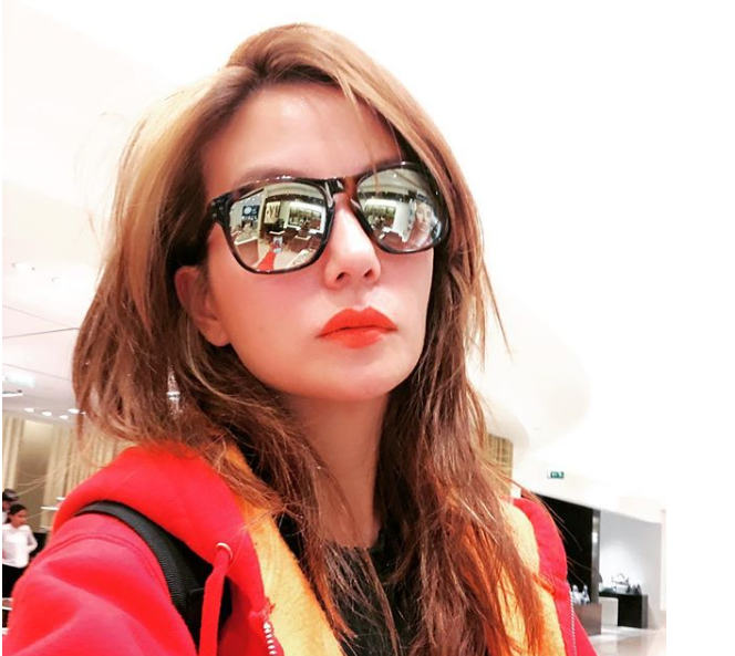 赵薇罕见晒红唇自拍 眼尖网友:我看到了陈坤!