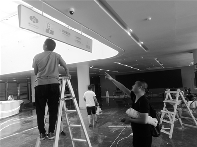 潘亦非忙着指导工人安装位于市民中心的导视牌