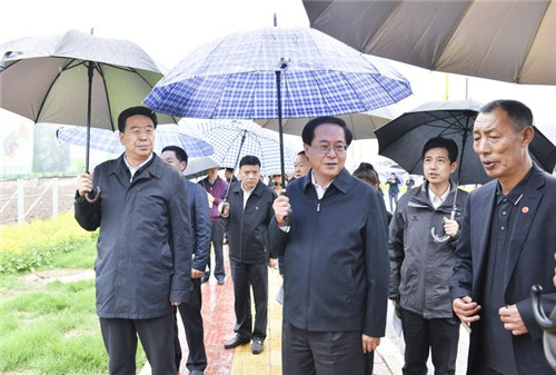 8月1日,省委书记车俊赴那曲考察浙江产业援藏精准扶贫示范基地.