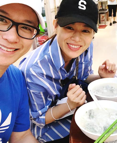 胡杏儿素颜与老公吃路边摊俩人灿笑越看越有夫妻相