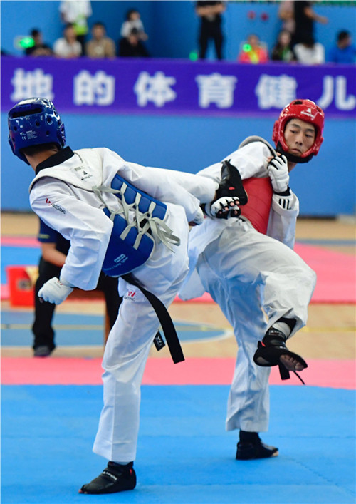 比赛结束后,温州队主教练许芃芃一个人坐在台阶上,神情失落.