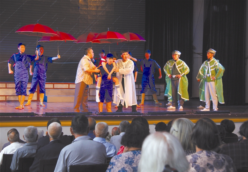 温州网讯 昨日,在永嘉县岩坦镇屿北村文化大礼堂上演了催人泪下的瓯剧