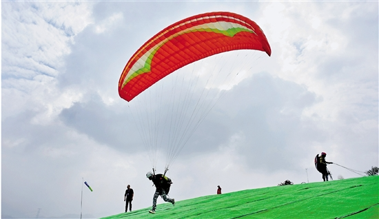 2018全国滑翔伞定点联赛（武义站）举行