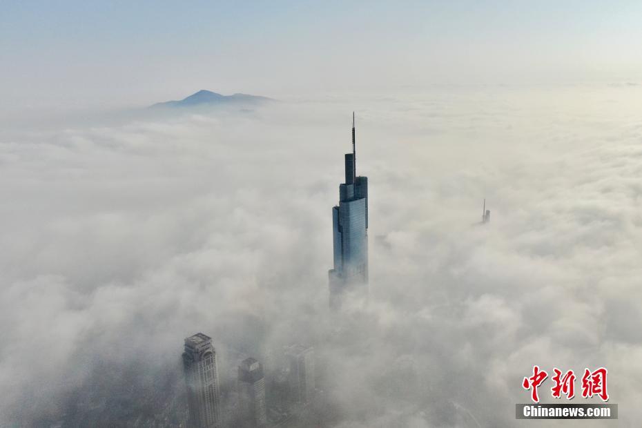 南京再起大雾 楼宇隐藏其间