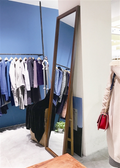 商场的试衣镜安全吗?记者昨天走访商场发现