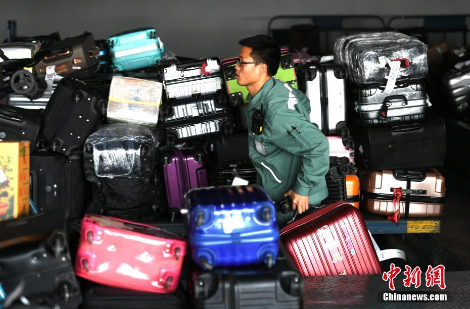 春运里的机场行李装卸工 每人每天分拣千余件