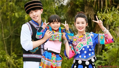 邓伦李沁恋情疑曝光现身同一酒店被拍