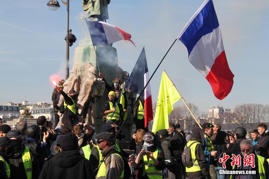 巴黎遭遇第14轮示威 防暴警察和装甲车驻守凯旋门
