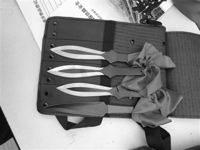 火车站现"小李飞刀" 一次安检截住了四把