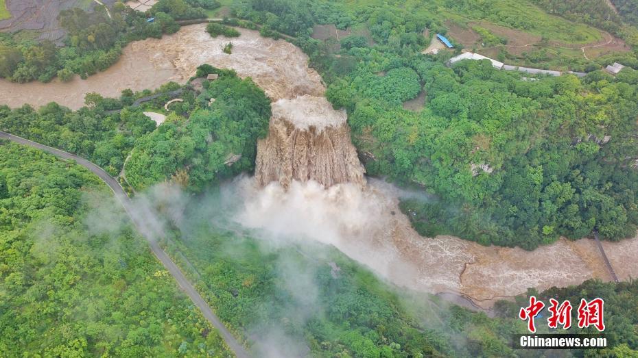 贵州黄果树瀑布出现入汛以来最大洪峰