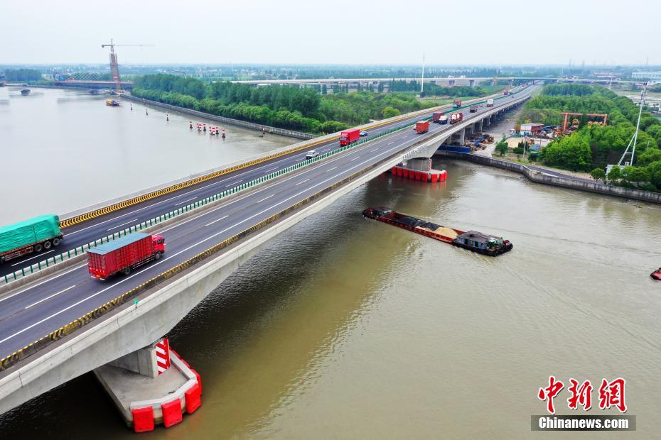 上海首座会自动“报警”桥梁泖港大桥投入使用