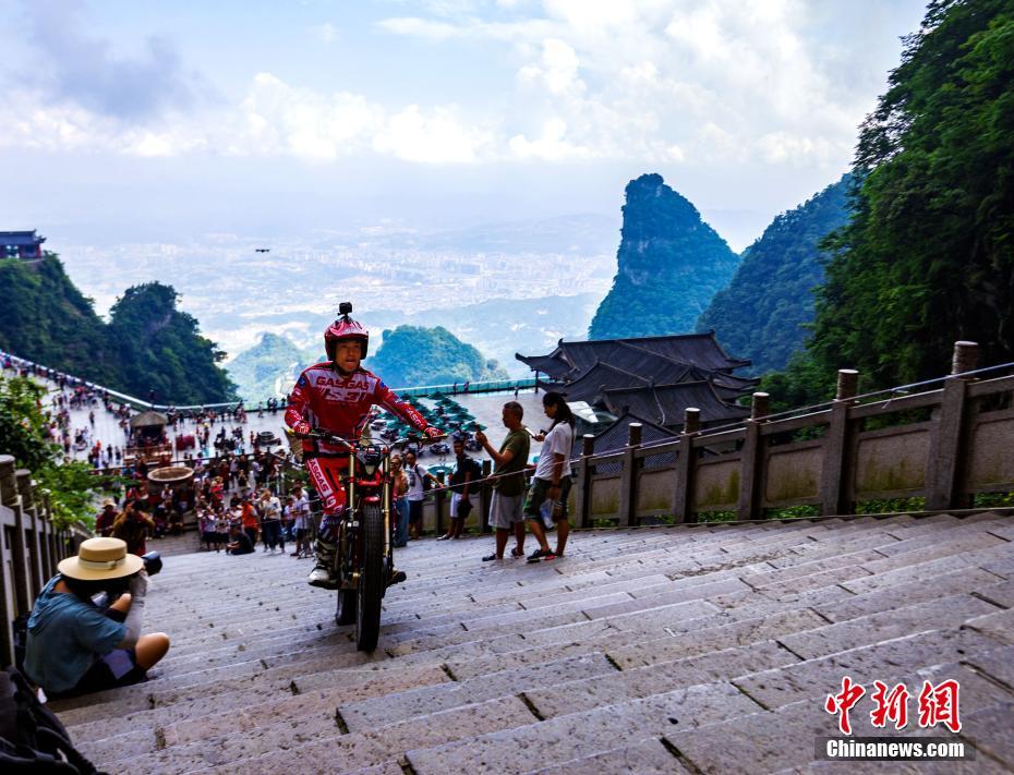 中国极限攀爬摩托车手成功挑战999级石阶“天梯”