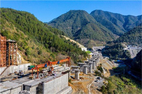 衢宁铁路建设现场(张有钢摄)破瓶颈再造发展新优势8月19日,经过1217天