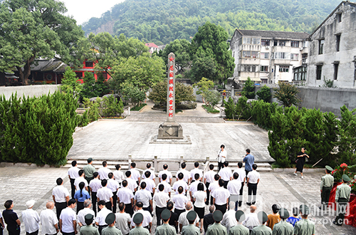 平阳县委书记董智武等县四套班子领导向革命烈士敬献花篮