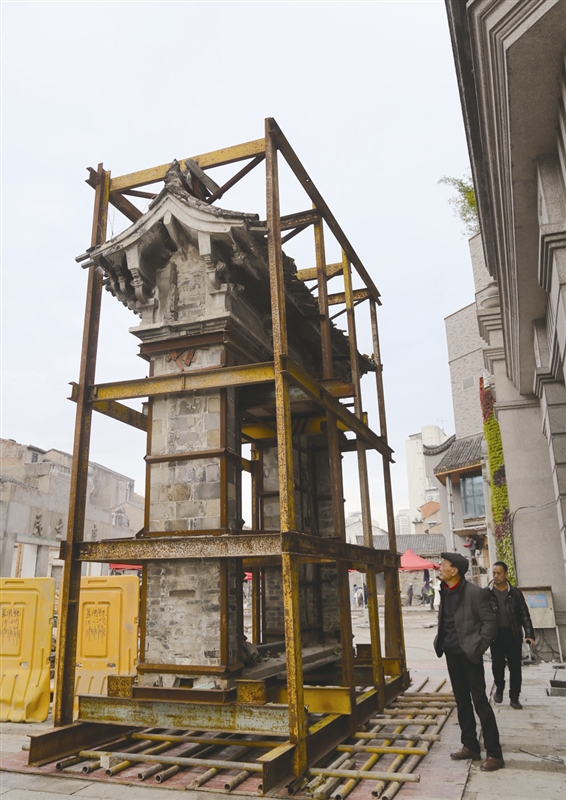 200多岁清代古门台亮相公园路 重约15吨打包“搬家”用了7天-新闻中心-温州网