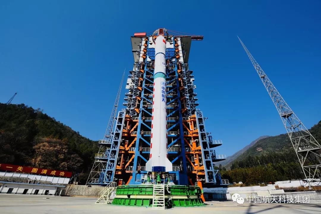 长征二号丁运载火箭整装待发(孙公明摄)