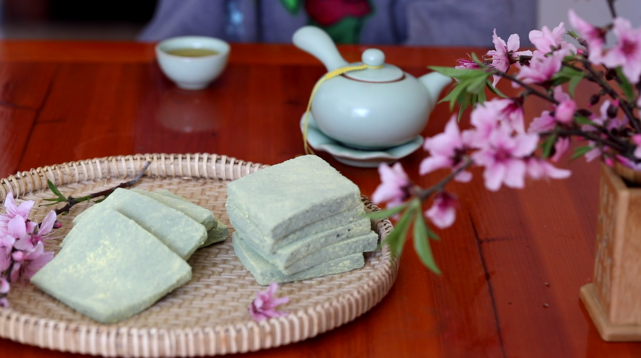 "这是胡陈的乌米麻糍,口感绵软而不粘牙,还有种特殊的芳香味道……"上