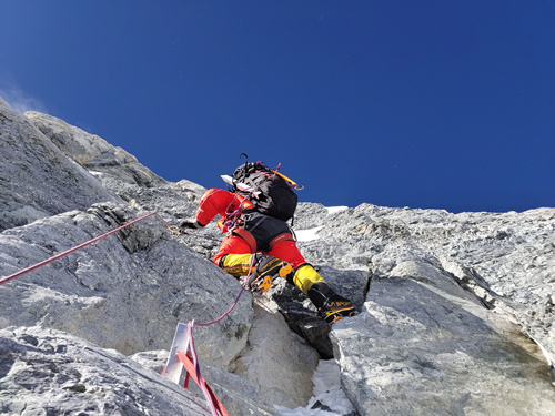 2020珠峰高程测量登山队克服重重困难,成功从北坡登上珠穆朗玛峰顶