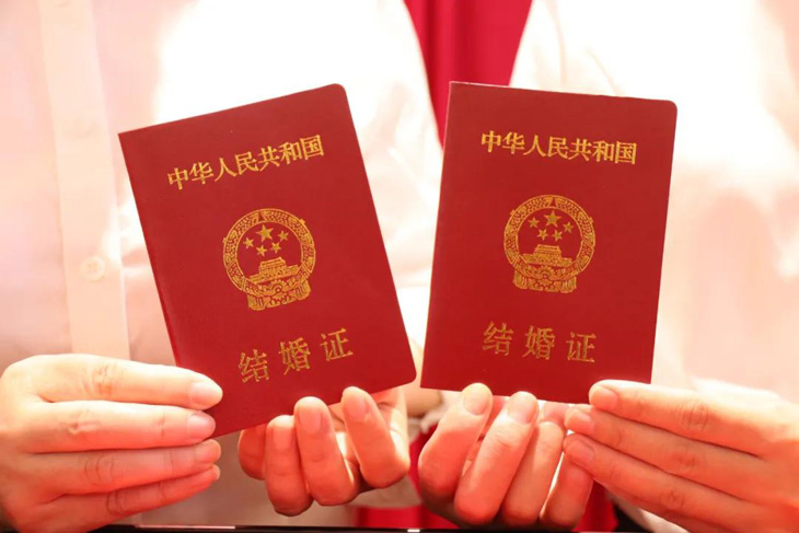 10月26日9点,徐小姐和陈先生从颁证员手中接过了结婚证字号为j330