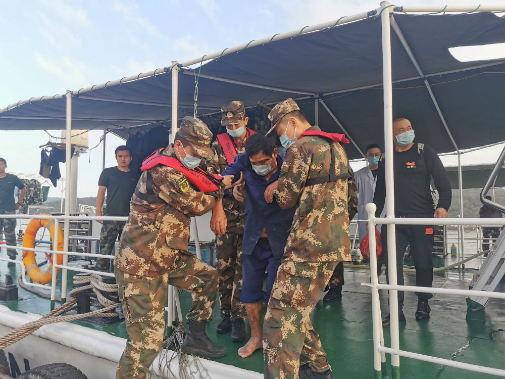 海上渔民不慎受伤大出血 温州海警局紧急救援