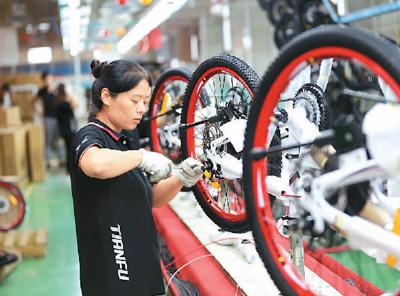 河北省邢台市平乡县一家自行车企业车间,员工在加紧生产出口订 