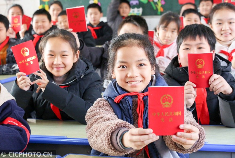 在江蘇省如皋市外國語小學,學生在展示學習的《中華人民共和國憲法》