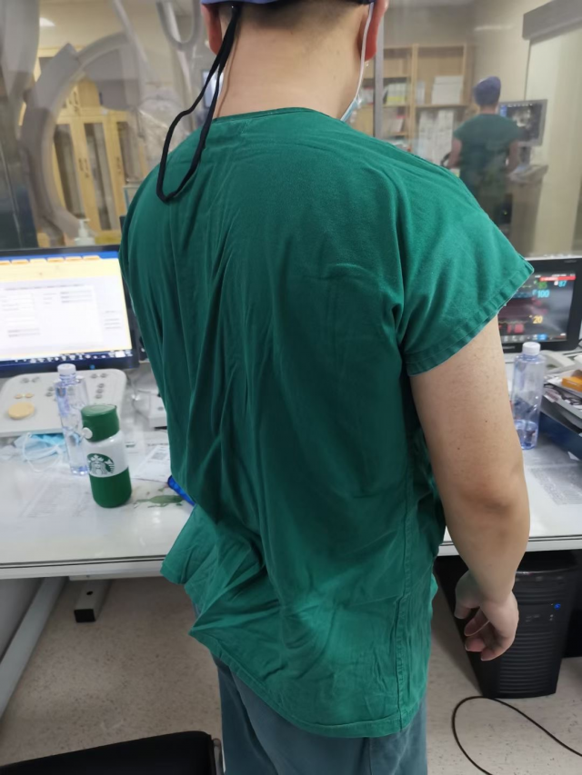 大家裹着厚厚的羽绒服,谁会想到手术室的医生却是汗涔涔的工作场景