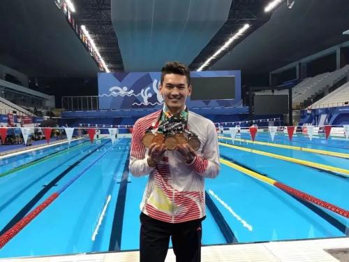 温籍运动员徐嘉余在2018年雅加达亚运会上拿下五块金牌