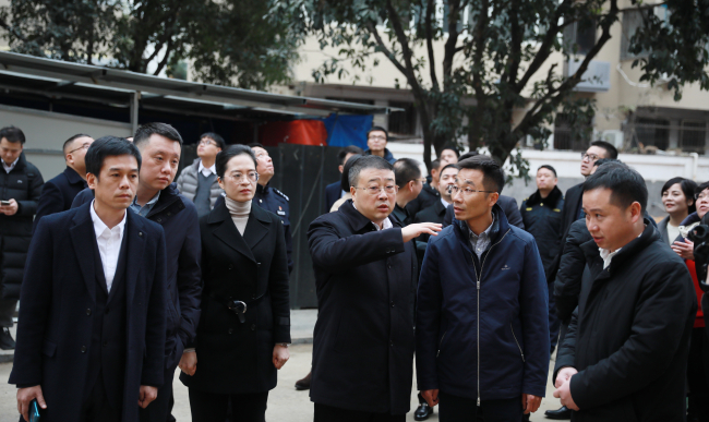 区领导陈朝明,吴雪梅参加会议.