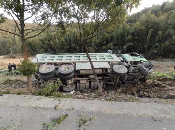 工程渣土车路口避让不及冲出道路翻进农田