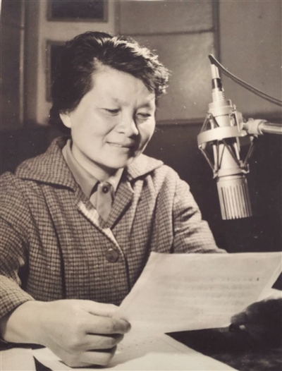 白玲在主持播音节目.资料图片