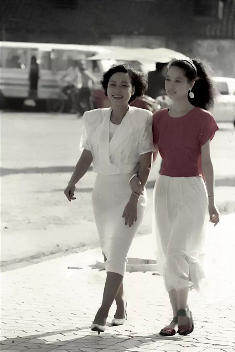 村姑初描眉(1986年) 王曙 摄一家三口,穿着时髦衣裳在妙果寺服装市场