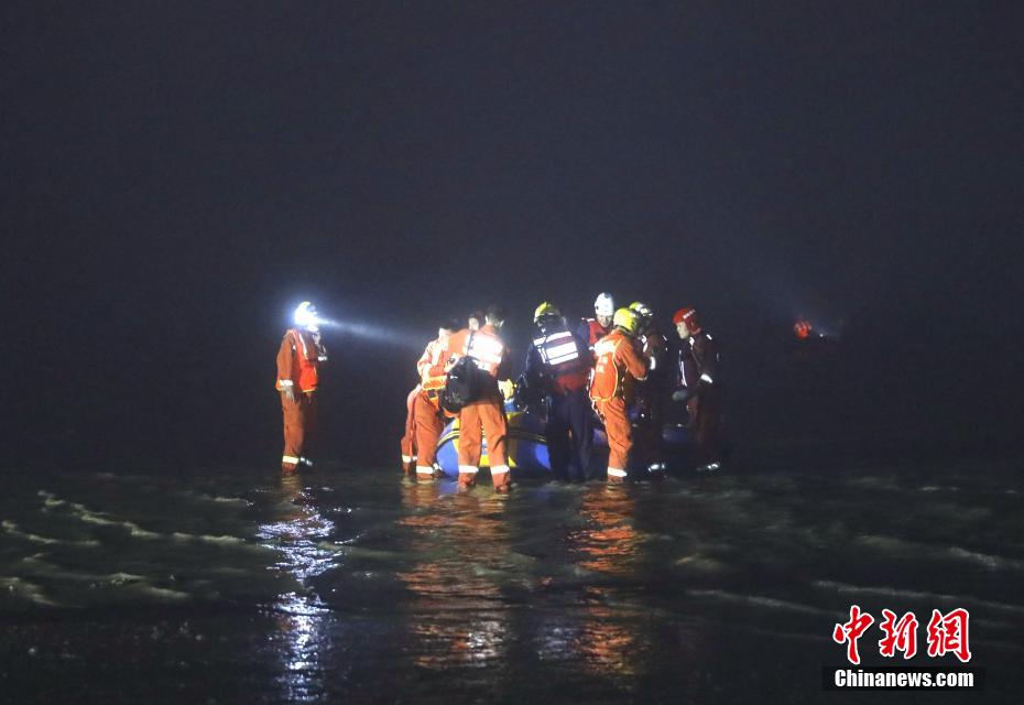 厦门商用直升机坠海 救援人员连夜海上搜救