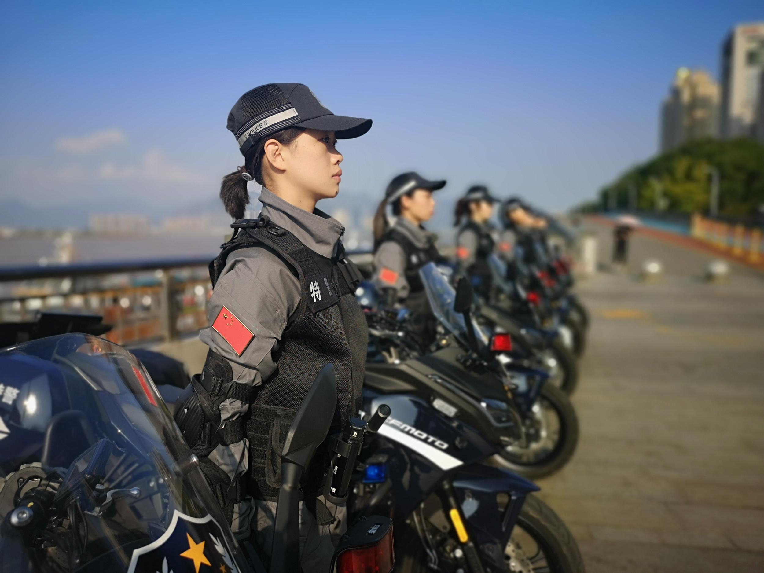 鹿城警花又酷又飒 单杠玩出花,男同事都"摔"不过她-新闻中心-温州网