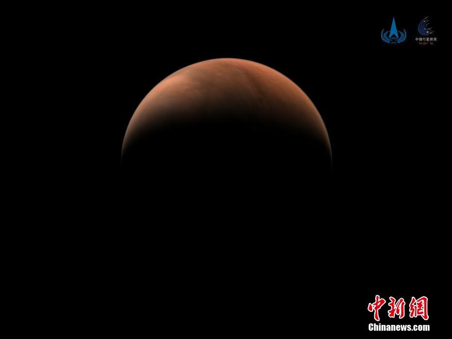天问一号拍摄火星侧身影像 呈“月牙”状纹理清晰