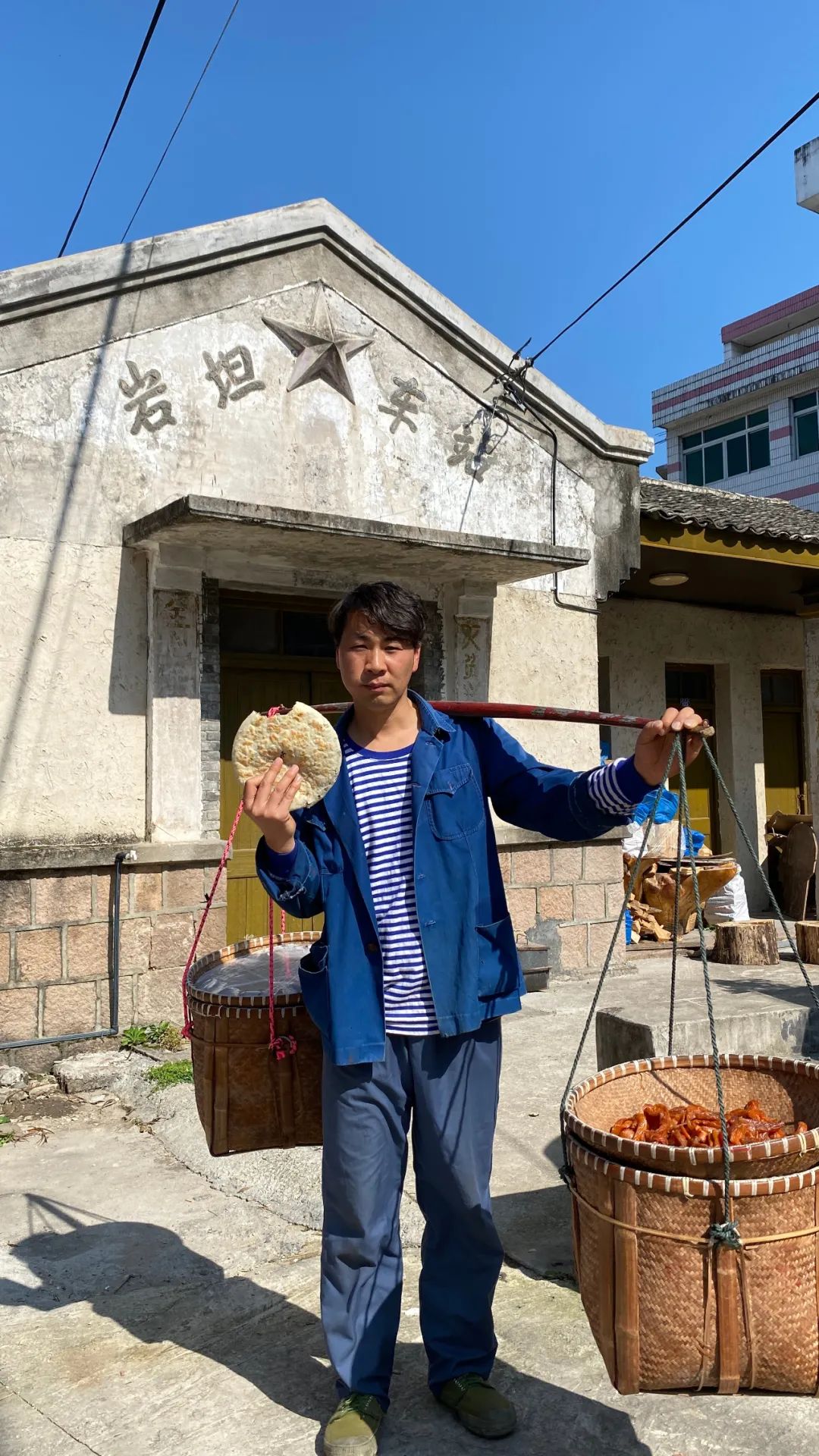 导游",也有人称他"永嘉新一代网红",还有人说他"永嘉最帅气的挑货郎"