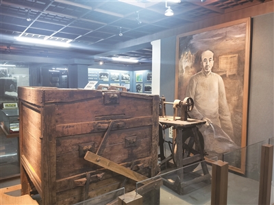 李毓蒙肖像画与他发明的弹棉机