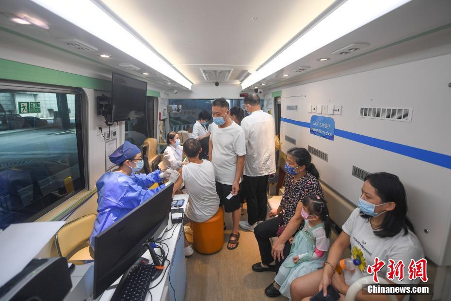 杭州火车东站投用移动疫苗接种车
