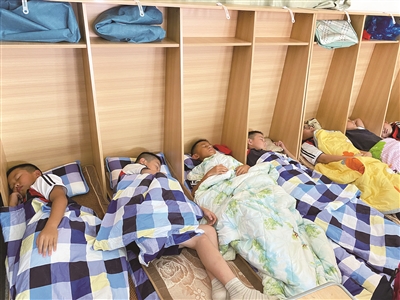 赞!乐清一小学教室里有"午休床"