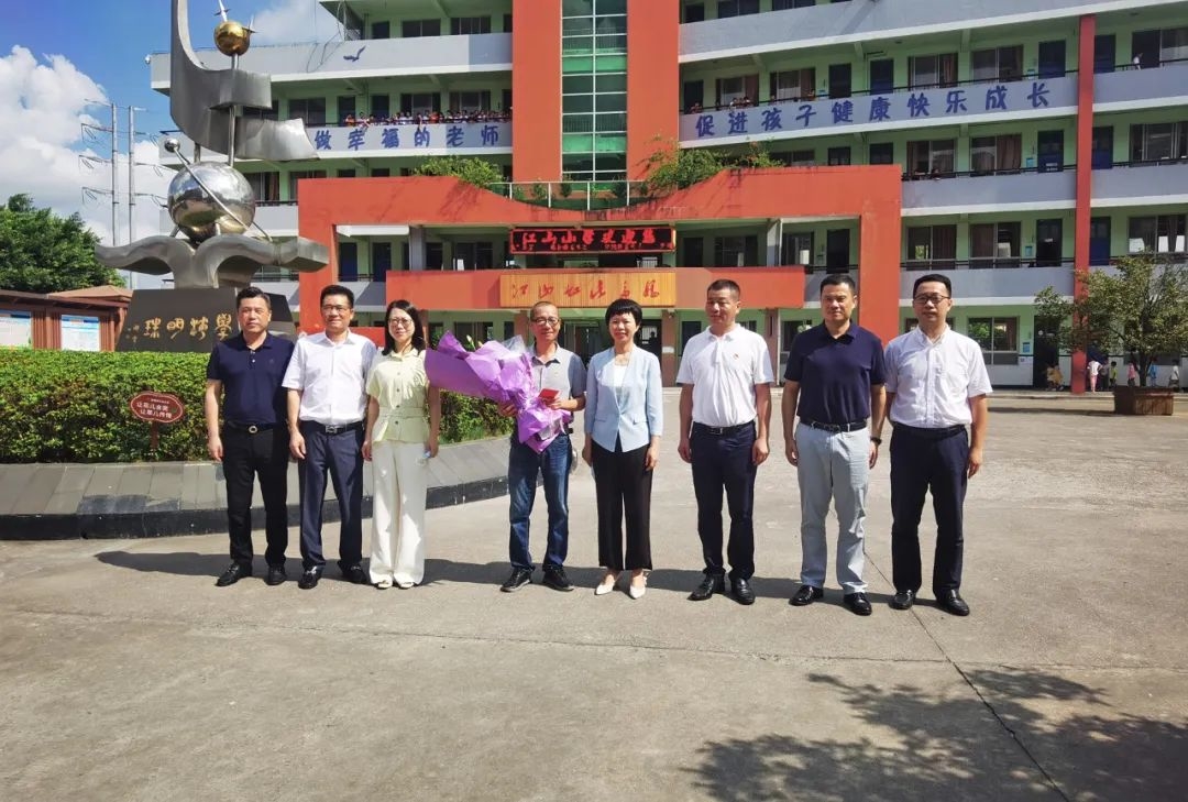 龙港市委书记郑建忠等市四套班子领导看望慰问一线教师