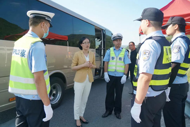 永嘉县委书记王彩莲走访慰问国庆假期在岗一线干部职工