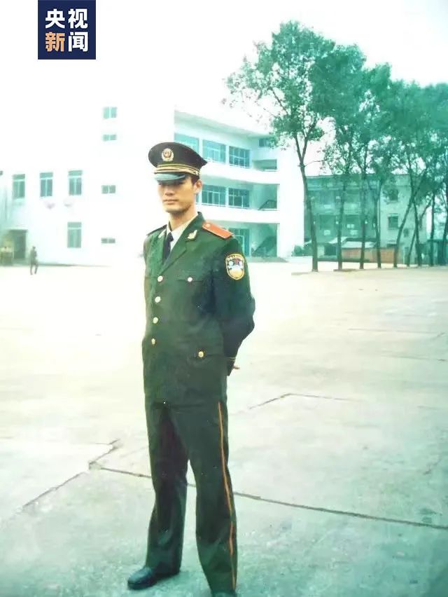 这张敬礼照,令人肃然起敬!