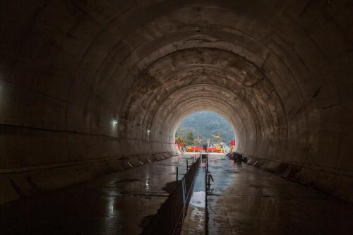 全长约421米,设计时速350公里!杭温高铁白岩山隧道贯通