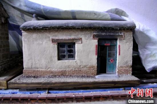 在门框,窗户等处,做了被烟熏过痕迹的处理. 孙婷婷 摄