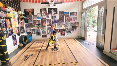 【新闻有读】爸妈把客厅改成“篮球场” 姐弟在家中上演“篮球对决”